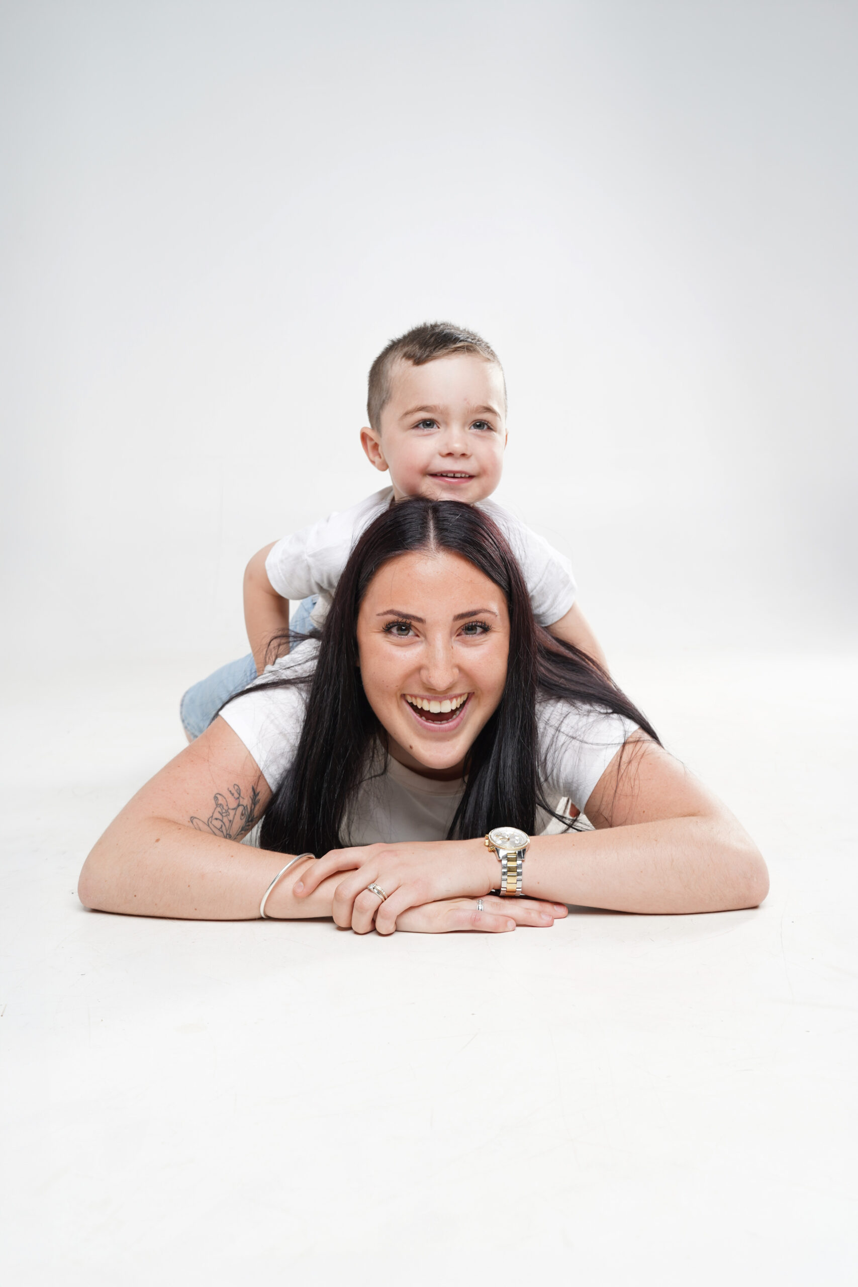 Photographe portrait et famille Occitanie - séance photo studio complice et souriante entre une mère et son fils