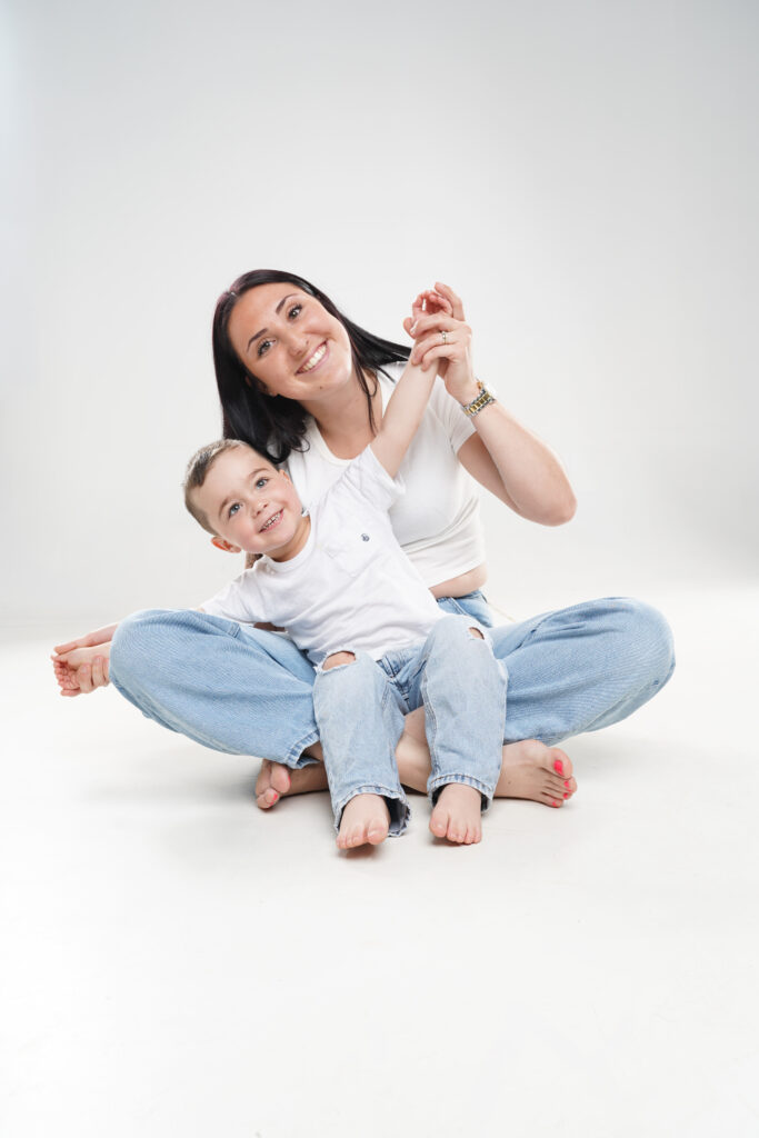 Photographe portrait famille Carcassonne - shooting photo studio complice maman et enfant sur fond blanc