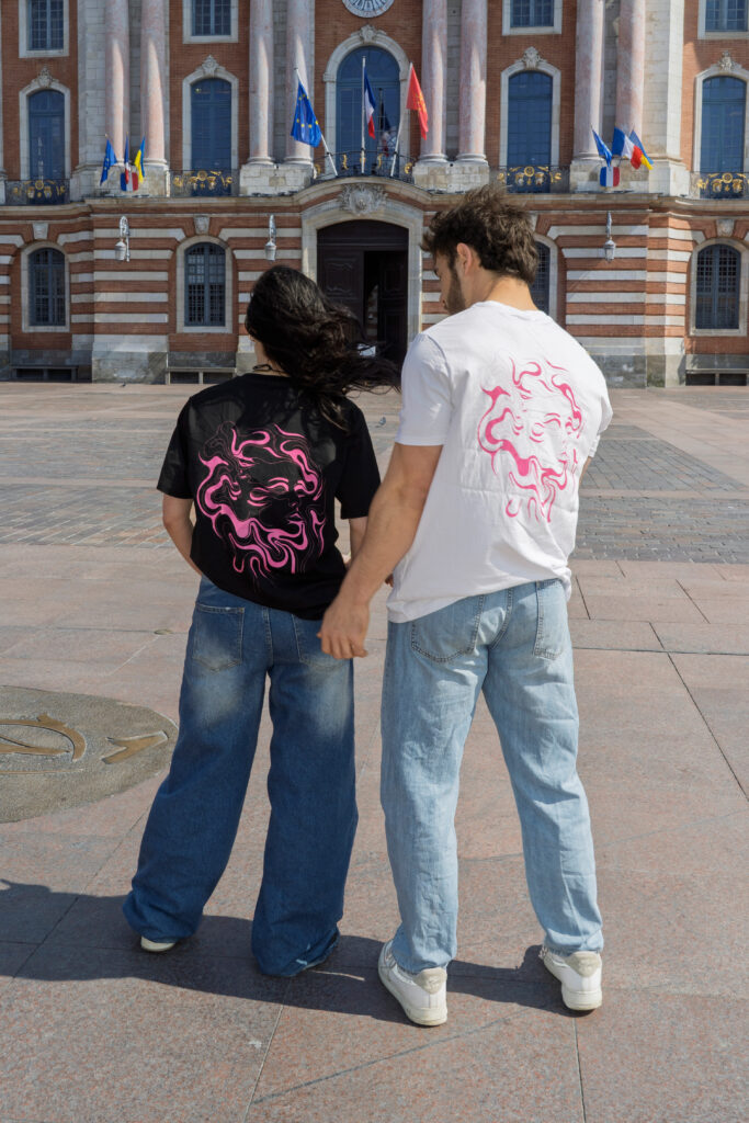 Photographe d'entreprise en Occitanie : mise en valeur du visuel au dos des t-shirts d'une marque sur la place du Capitole.