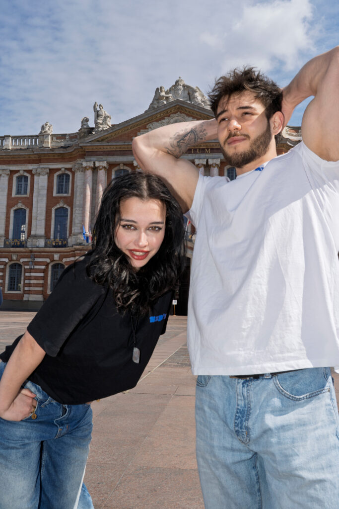 Portrait rapproché de deux modèles lors d'une séance photo commerciale pour une marque de prêt-à-porter en Occitanie.