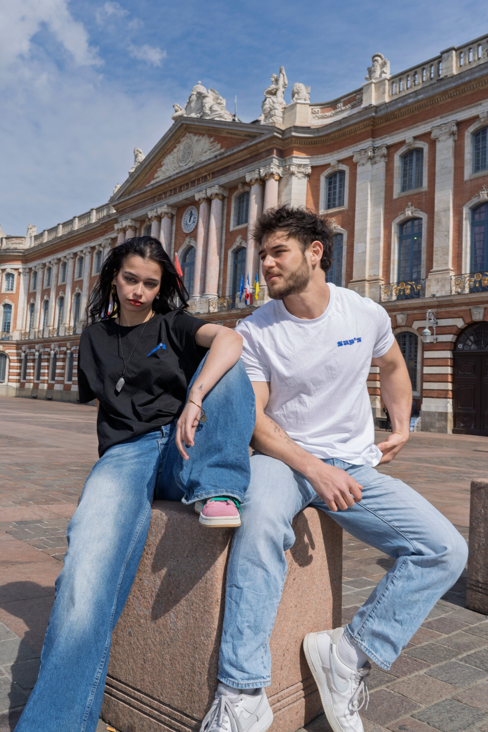 shooting photo mode et corporate avec deux modèles devant la place du Capitole à Toulouse pour une entreprise locale.