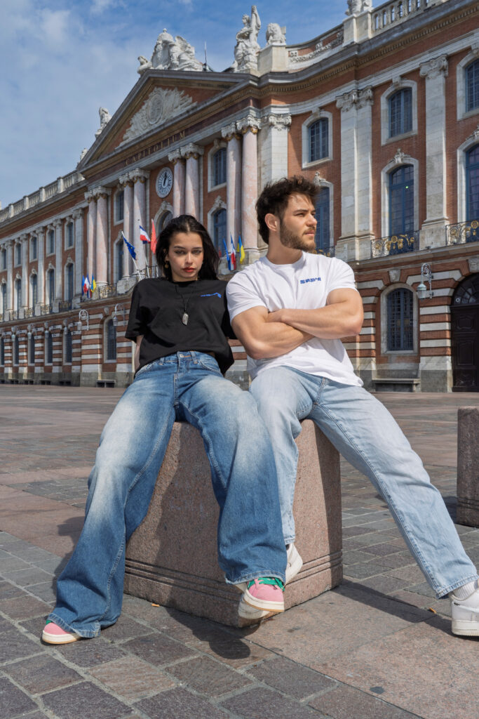 Julie Pouppeville Photographie : shooting corporate et lifestyle pour une marque de vêtements devant le Capitole à Toulouse.