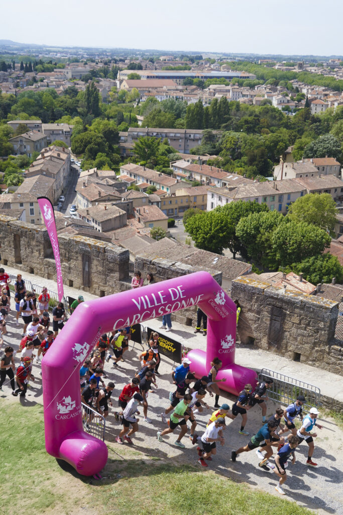 Vue aérienne de l'arche de départ de la Ville de Carcassonne lors du Trail des Remparts en Occitanie.