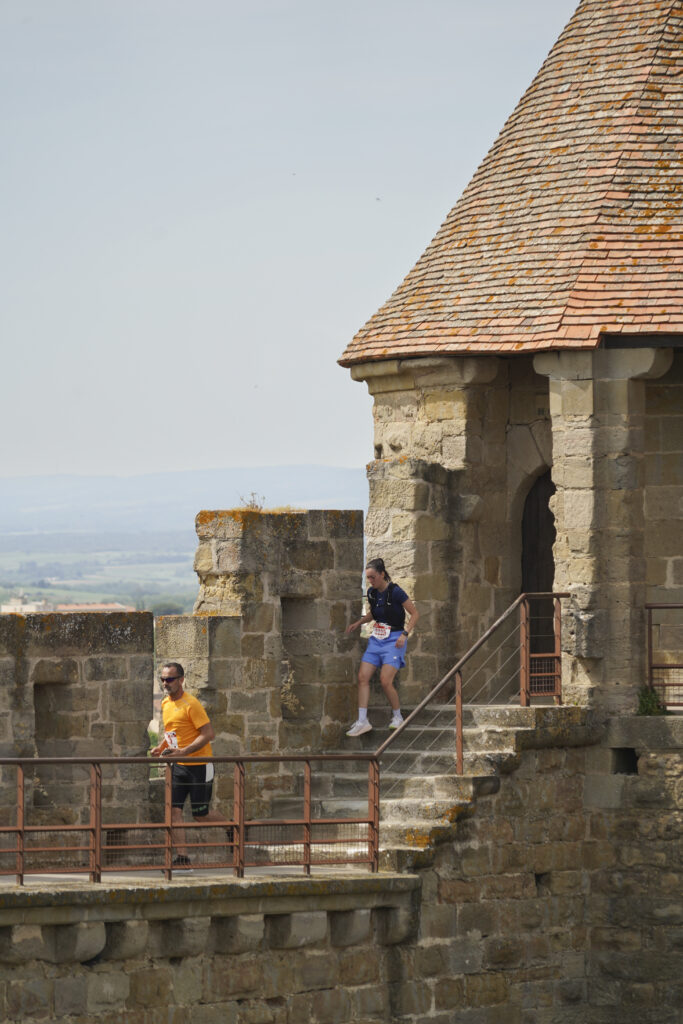 Photographie sportive Carcassonne - coureurs de trail au pied des remparts de la Cite medievale en Occitanie