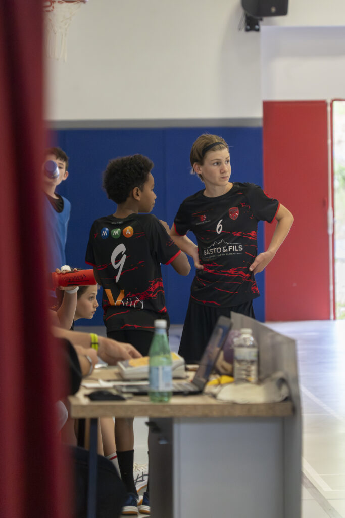 Jeunes joueurs du club Palaja Passion Handball sur le banc suivant attentivement le match.