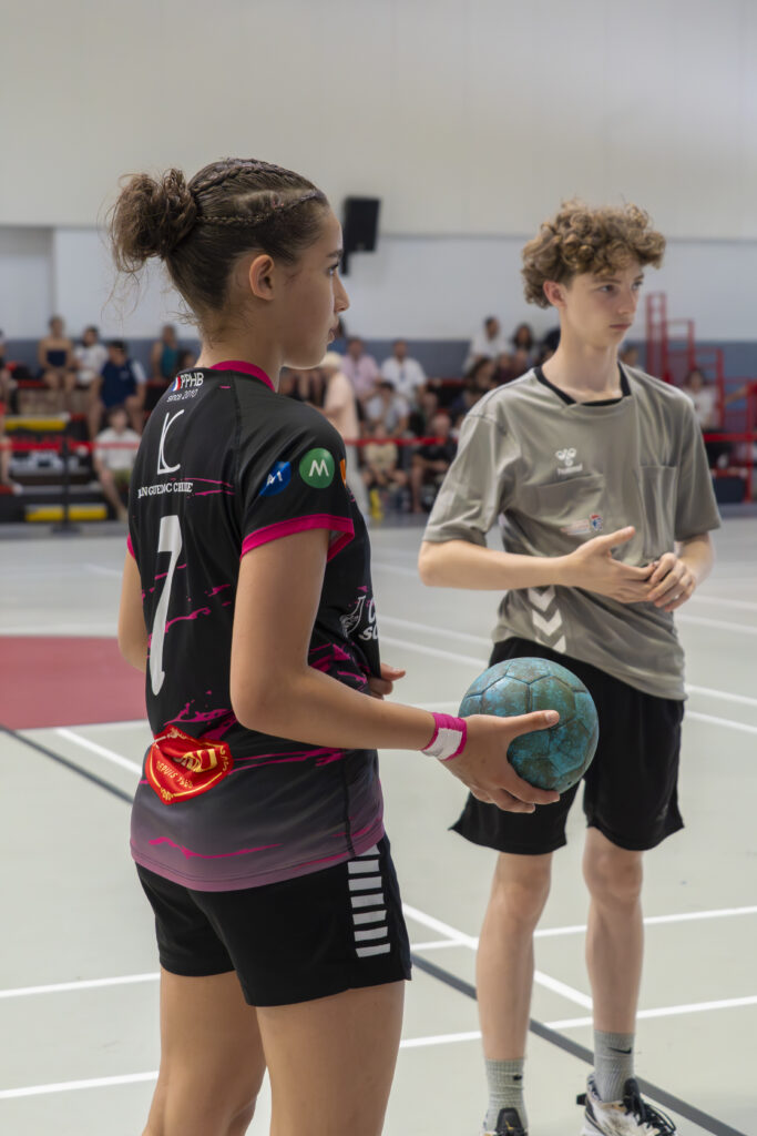 Échange de ballon en gros plan entre deux jeunes joueurs des équipes de Palaja Handball.