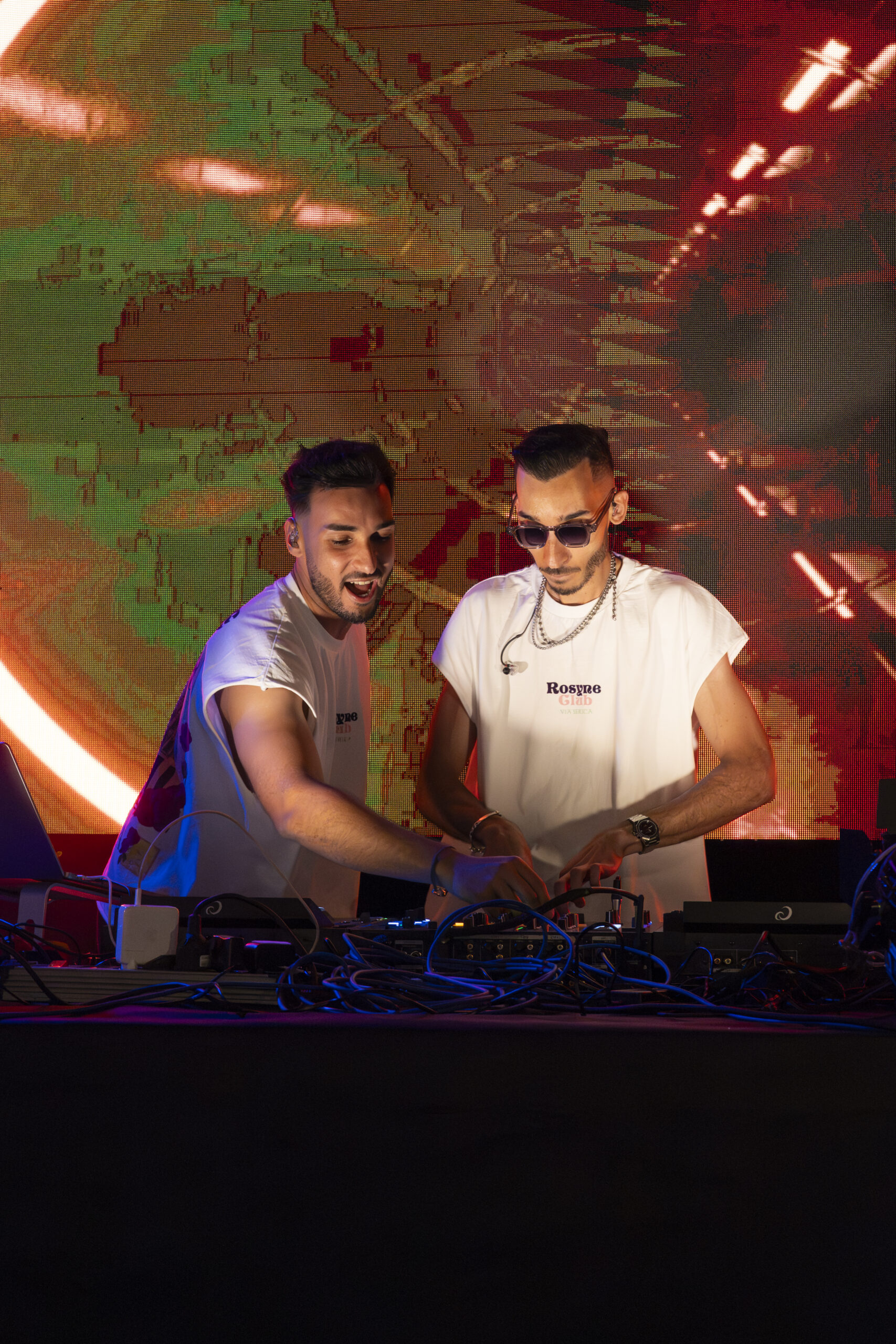 Reportage photo événementiel et communication par Julie Pouppeville - deux artistes DJ en pleine performance lors d une soirée