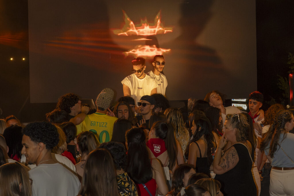 Photographe evenementiel Occitanie - reportage photo de soiree avec DJ et création de contenu reseaux sociaux