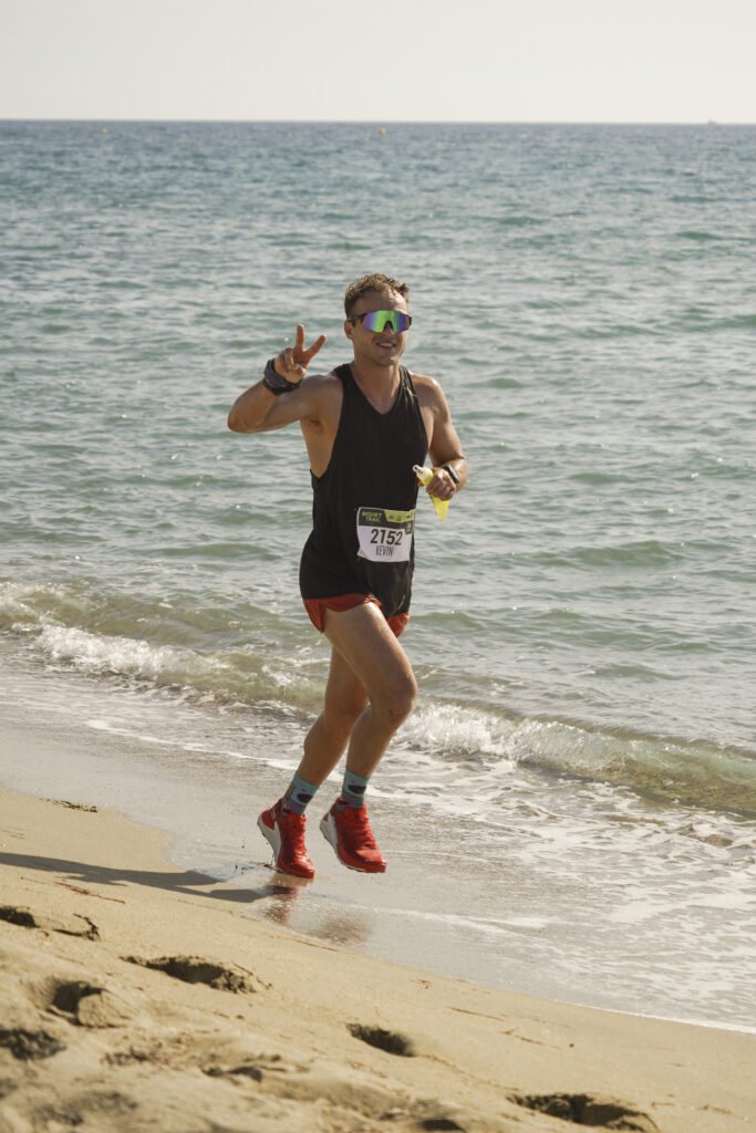 Focus sur un athlète concentré courant sur le sable pendant le Biquet Trail.