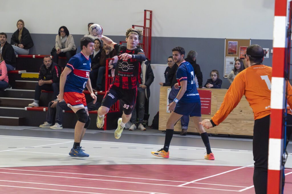 Reportage photo de handball en Occitanie montrant la tension défensive sur le terrain.