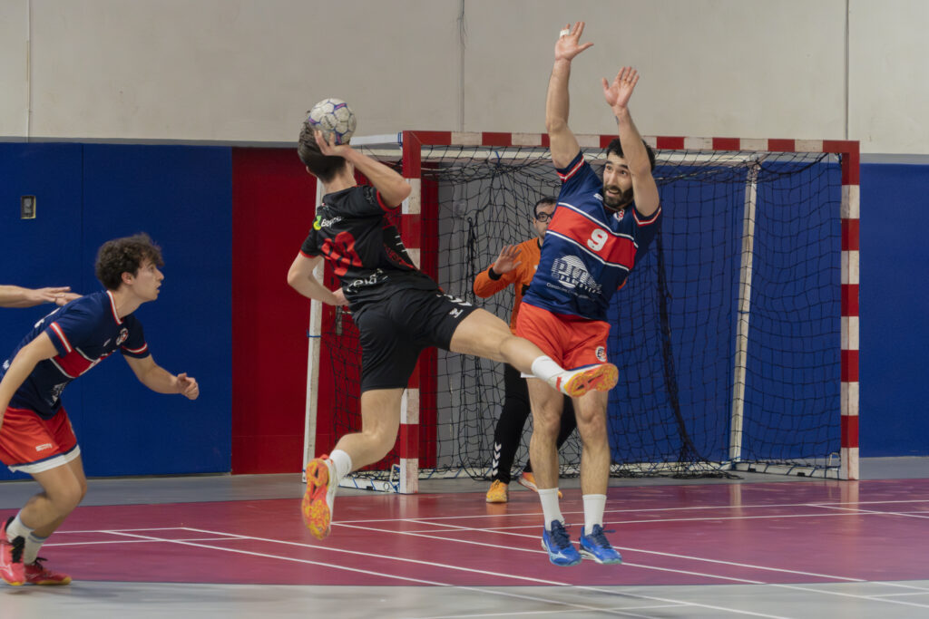 Duel aérien défensif lors d'un match du club Palaja Passion Handball.