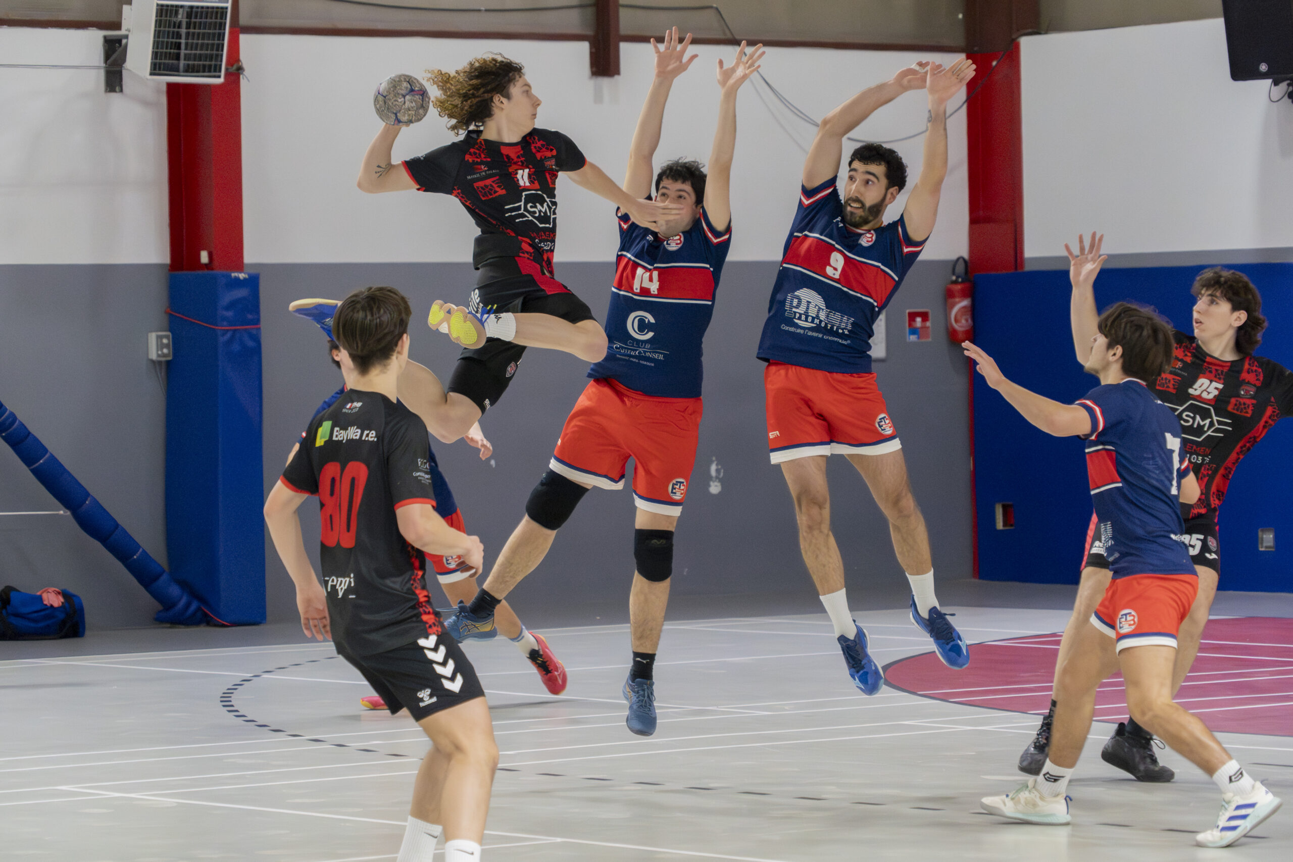 Photographie sportive en Occitanie par Julie Pouppeville - action de jeu lors d un match de handball en club