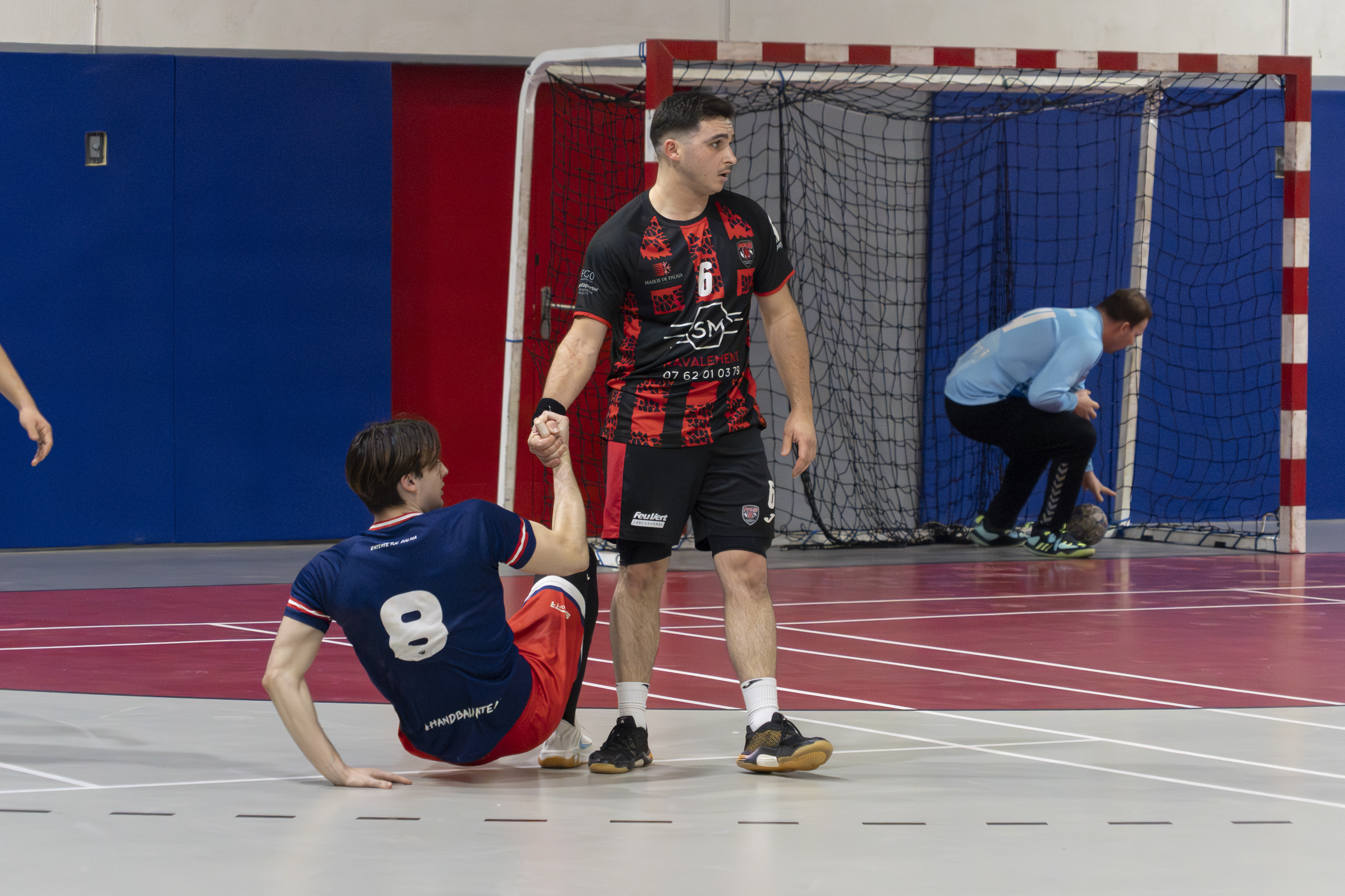 Julie Pouppeville photographe sportive - entraide et intensite d un joueur lors d un match de handball en club