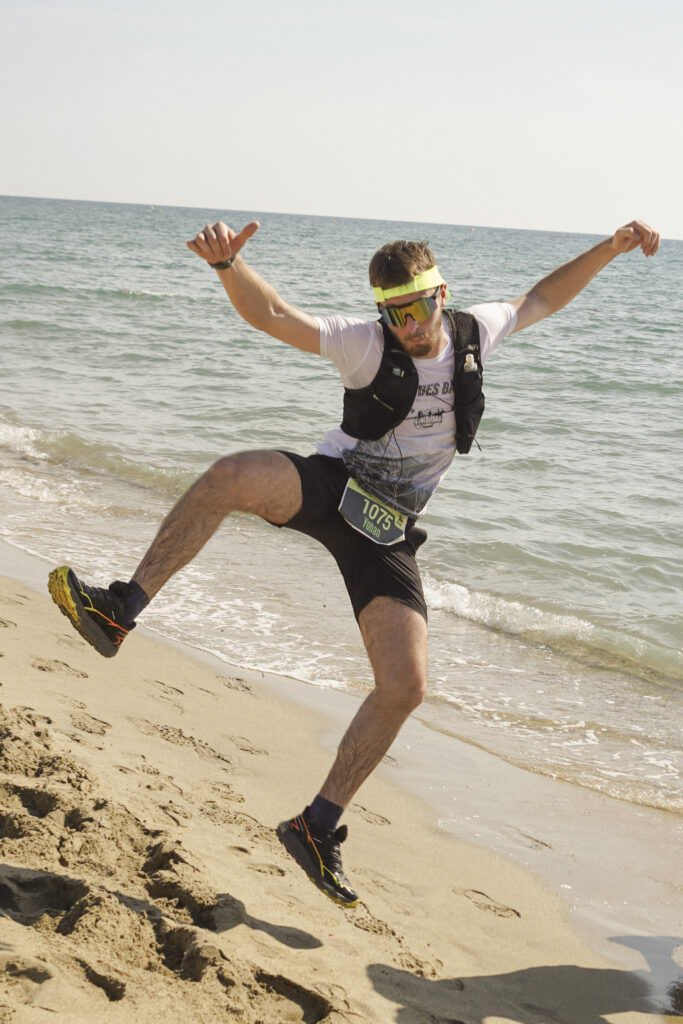 Saut acrobatique d'un trailer sur le sable fin lors du reportage photo du Biquet Trail.