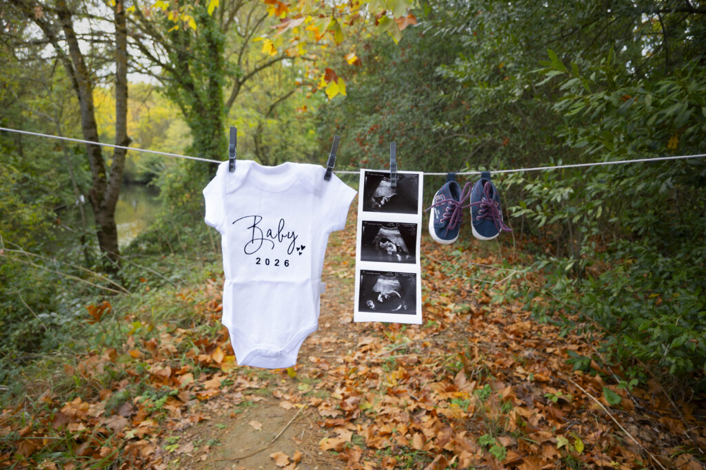 Photographe grossesse Carcassonne - shooting photo maternite en exterieur avec body bebe et echographie